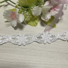 画像1: 【日本製】３ｍ巻！幅2.7cmお花とリボンのかわいいケミカルレース　オフホワイト (1)