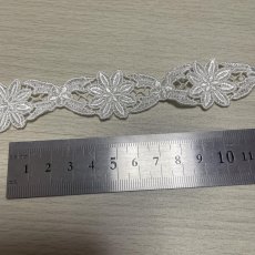 画像3: 【日本製】３ｍ巻！幅2.7cmお花とリボンのかわいいケミカルレース　オフホワイト (3)