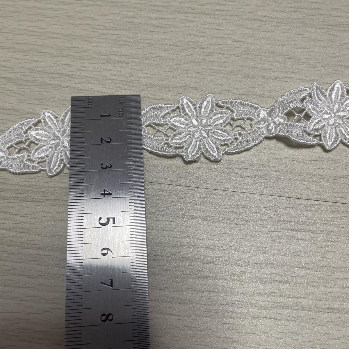 画像2: 【日本製】３ｍ巻！幅2.7cmお花とリボンのかわいいケミカルレース　オフホワイト (2)