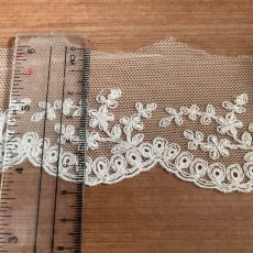 画像2: 現品限り【日本製】チュールレース　オフホワイト　幅5.7cm　5.5ｍ　可愛い小花柄 (2)