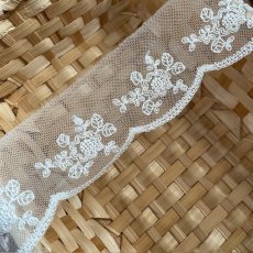 画像3: 現品限り【日本製】チュールレース　オフホワイト　幅5.5cm　5.5ｍ　可愛い薔薇柄 (3)