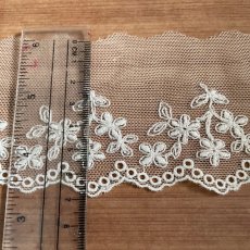 画像2: 現品限り【日本製】チュールレース　オフホワイト　幅7cm　5.5ｍ　可愛い小花柄 (2)