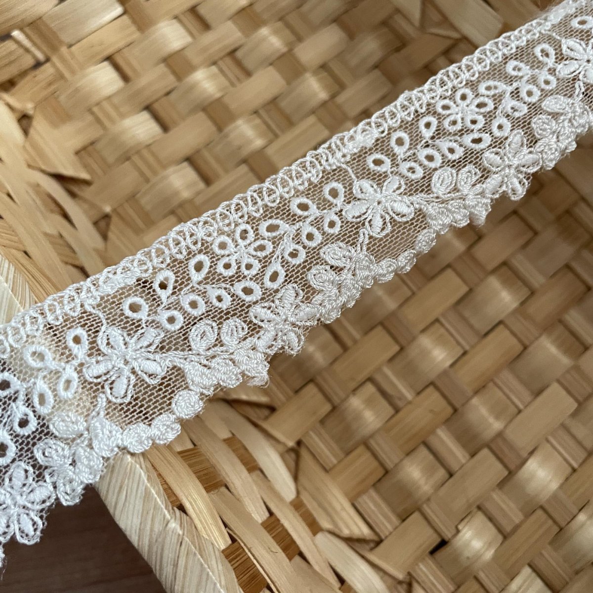 画像5: 現品限り【日本製】チュールレース　オフホワイト　幅3cm　5.5ｍ　可愛い小花柄 (5)