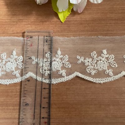 画像1: 現品限り【日本製】チュールレース　オフホワイト　幅5.5cm　5.5ｍ　可愛い薔薇柄