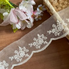 画像1: 現品限り【日本製】チュールレース　オフホワイト　幅5.5cm　5.5ｍ　可愛い薔薇柄 (1)