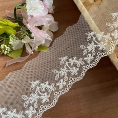 画像1: 現品限り【日本製】チュールレース　オフホワイト　幅7cm　5.5ｍ　可愛い小花柄 (1)