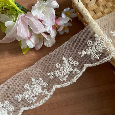 画像2: 現品限り【日本製】チュールレース　オフホワイト　幅5.5cm　5.5ｍ　可愛い薔薇柄