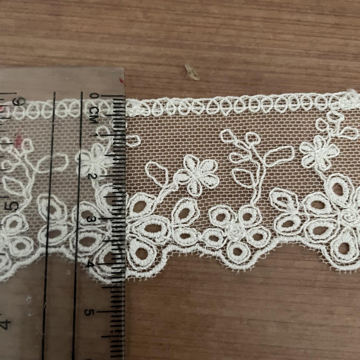 画像2: 現品限り【日本製】チュールレース　オフホワイト　幅4.5cm　5.5ｍ　可愛い小花柄 (2)