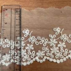 画像2: 現品限り【日本製】チュールレース　オフホワイト　幅9.5cm　5.5ｍ　可愛い小花柄 (2)