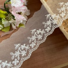 画像3: 現品限り【日本製】チュールレース　オフホワイト　幅7cm　5.5ｍ　可愛い小花柄 (3)