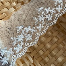 画像4: 現品限り【日本製】チュールレース　オフホワイト　幅7cm　5.5ｍ　可愛い小花柄 (4)