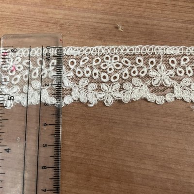 画像1: 現品限り【日本製】チュールレース　オフホワイト　幅3cm　5.5ｍ　可愛い小花柄