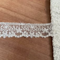 画像3: 現品限り【日本製】チュールレース　オフホワイト　幅3cm　5.5ｍ　可愛い小花柄 (3)