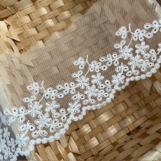 画像3: 現品限り【日本製】チュールレース　オフホワイト　幅9.5cm　5.5ｍ　可愛い小花柄 (3)