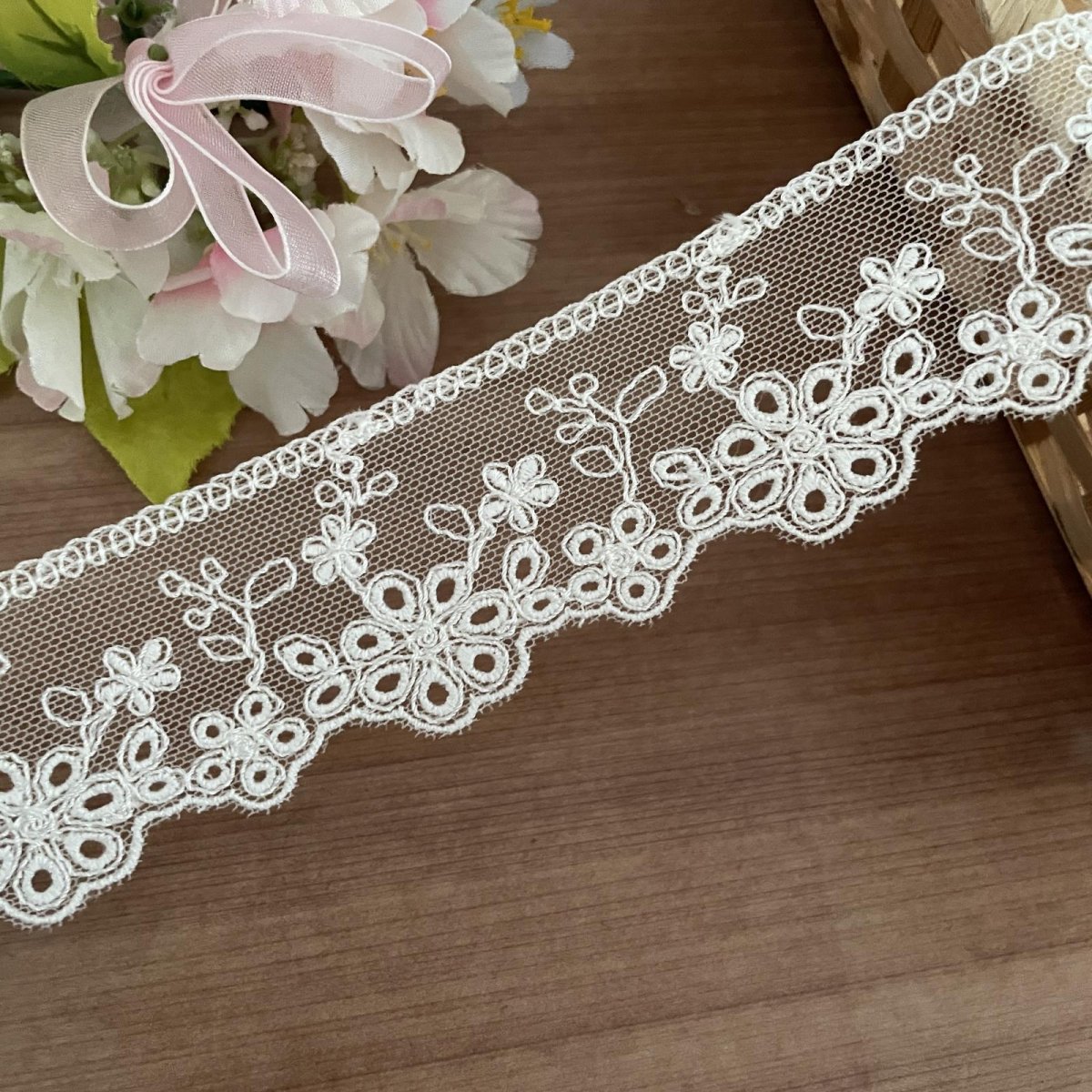 画像4: 現品限り【日本製】チュールレース　オフホワイト　幅4.5cm　5.5ｍ　可愛い小花柄 (4)