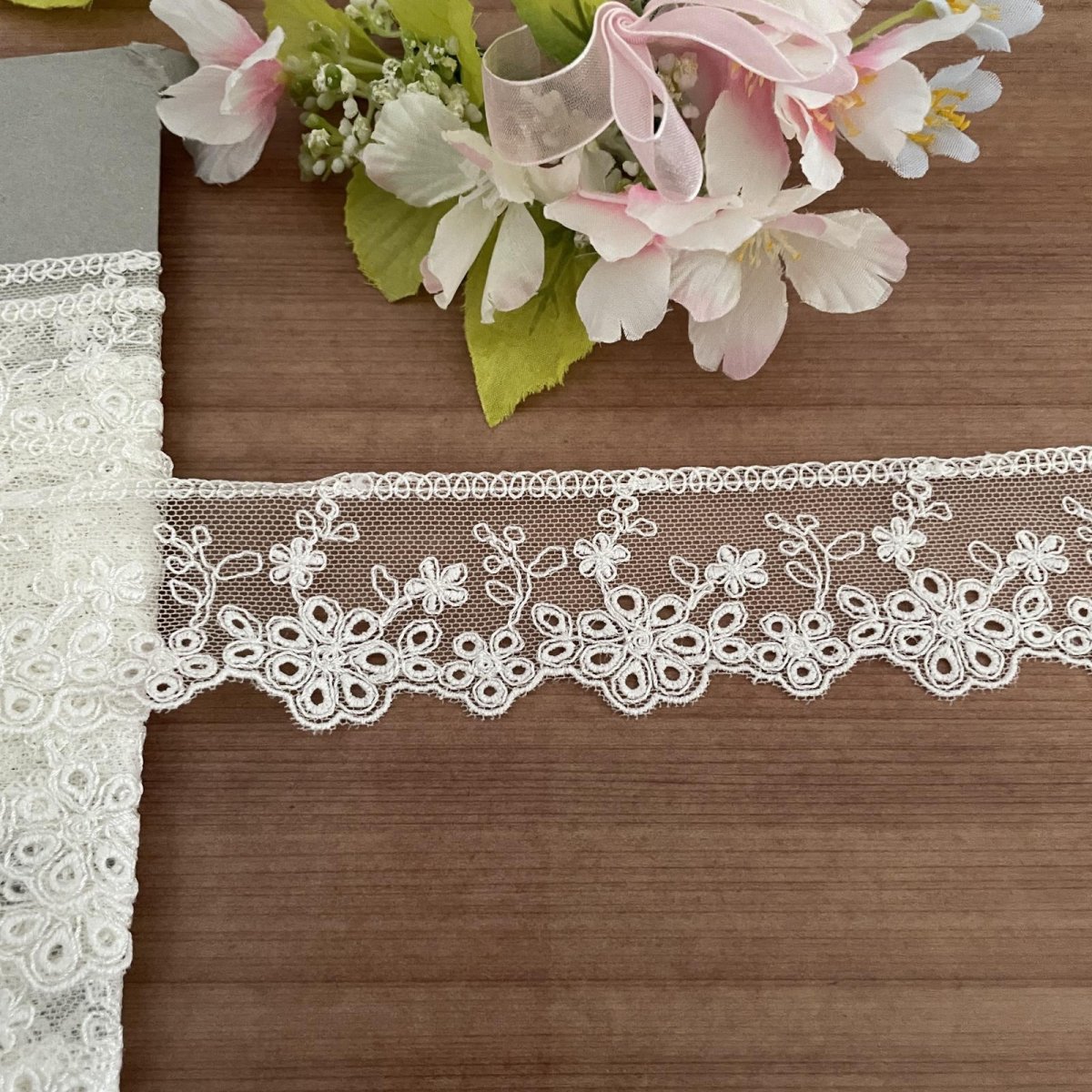 画像3: 現品限り【日本製】チュールレース　オフホワイト　幅4.5cm　5.5ｍ　可愛い小花柄 (3)
