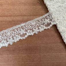 画像4: 現品限り【日本製】チュールレース　オフホワイト　幅3cm　5.5ｍ　可愛い小花柄 (4)