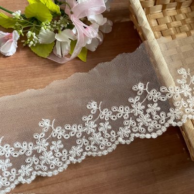 画像2: 現品限り【日本製】チュールレース　オフホワイト　幅9.5cm　5.5ｍ　可愛い小花柄