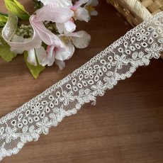 画像1: 現品限り【日本製】チュールレース　オフホワイト　幅3cm　5.5ｍ　可愛い小花柄 (1)