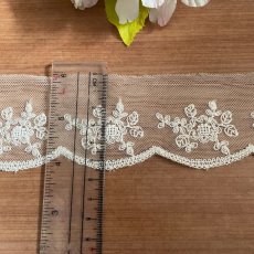 画像2: 現品限り【日本製】チュールレース　オフホワイト　幅5.5cm　5.5ｍ　可愛い薔薇柄 (2)