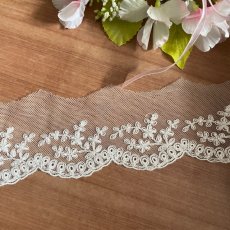 画像3: 現品限り【日本製】チュールレース　オフホワイト　幅5.7cm　5.5ｍ　可愛い小花柄 (3)