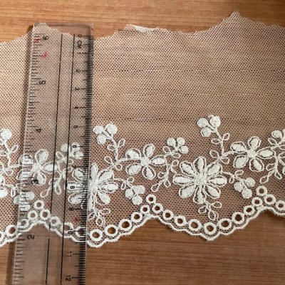画像1: 現品限り【日本製】チュールレース　オフホワイト　幅10.7cm　5.5ｍ　可愛い小花柄
