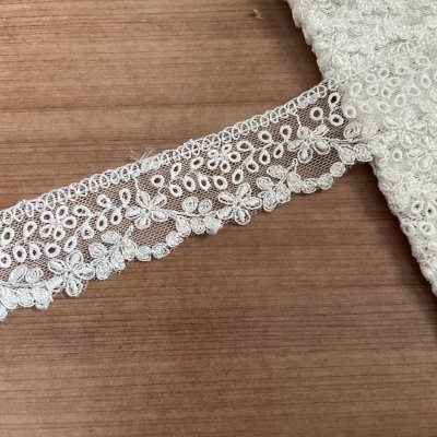 画像2: 現品限り【日本製】チュールレース　オフホワイト　幅3cm　5.5ｍ　可愛い小花柄
