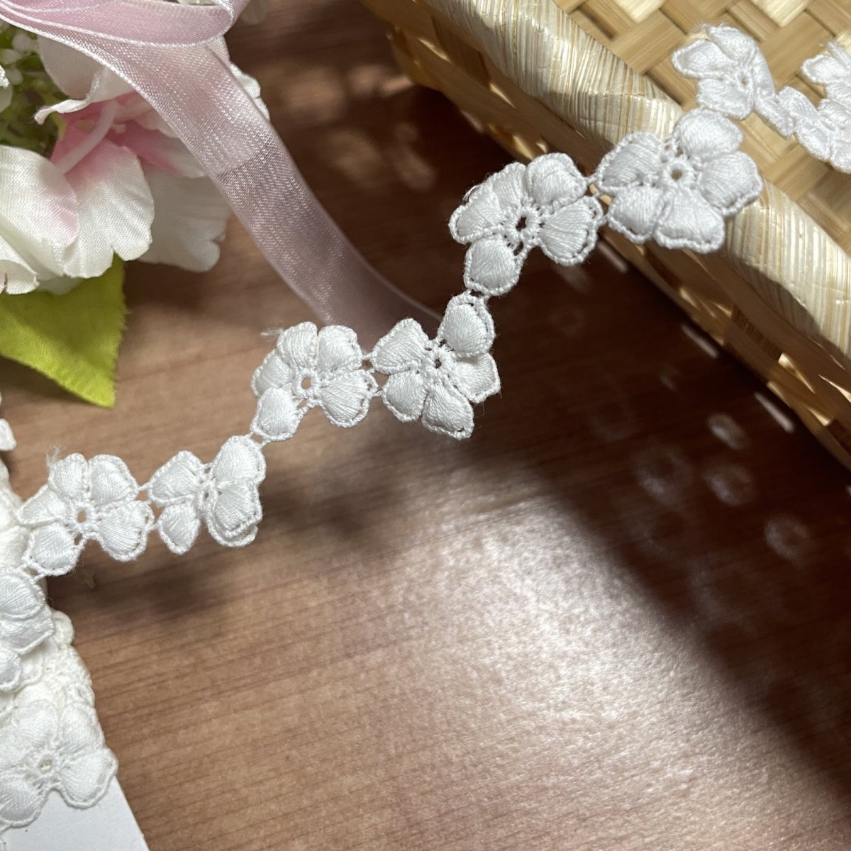 画像1: 【日本製】綿ケミカルレース　オフホワイト幅1.4cmペアの小花柄　1ｍ巻　 (1)