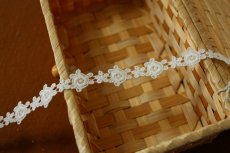 画像4: 【日本製】綿ケミカルレース　オフホワイト幅2cm薔薇と小花柄　1ｍ巻　 (4)