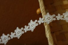 画像5: 【日本製】綿ケミカルレース　オフホワイト幅2cm薔薇と小花柄　1ｍ巻　 (5)