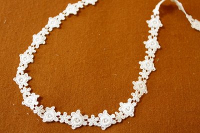 画像2: 【日本製】綿ケミカルレース　オフホワイト幅2cm薔薇と小花柄　1ｍ巻　