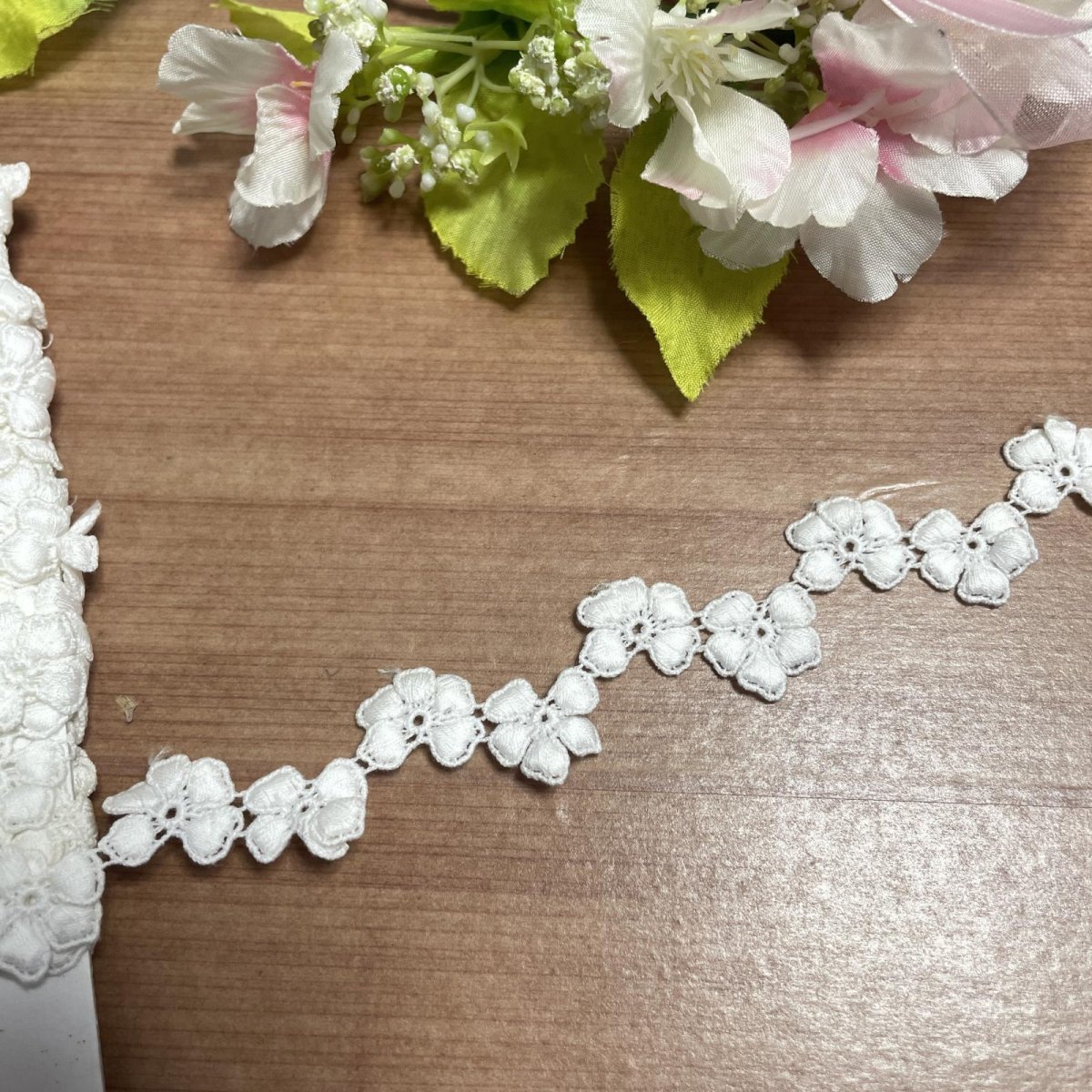 画像5: 【日本製】綿ケミカルレース　オフホワイト幅1.4cmペアの小花柄　1ｍ巻　 (5)