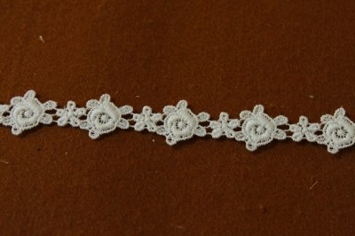 画像1: 【日本製】綿ケミカルレース　オフホワイト幅2cm薔薇と小花柄　1ｍ巻　