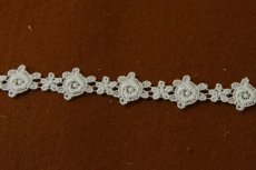 画像2: 【日本製】綿ケミカルレース　オフホワイト幅2cm薔薇と小花柄　1ｍ巻　 (2)