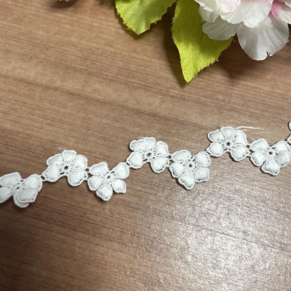 画像2: 【日本製】綿ケミカルレース　オフホワイト幅1.4cmペアの小花柄　1ｍ巻　 (2)