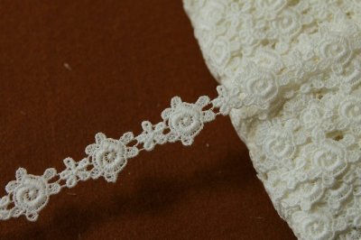 画像3: 【日本製】綿ケミカルレース　オフホワイト幅2cm薔薇と小花柄　1ｍ巻　