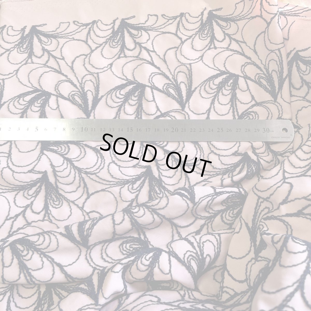 画像6: 1点限り【高品質な日本製】約幅130cm!広幅刺繍レース 幾何学模様柄ピンク紺色 8m (6)