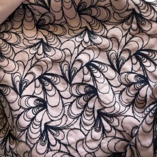 画像1: 1点限り【高品質な日本製】約幅130cm!広幅刺繍レース 幾何学模様柄ピンク紺色 8m (1)