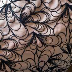 画像5: 1点限り【高品質な日本製】約幅130cm!広幅刺繍レース 幾何学模様柄ピンク紺色 8m (5)