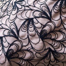 画像4: 1点限り【高品質な日本製】約幅130cm!広幅刺繍レース 幾何学模様柄ピンク紺色 8m (4)