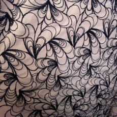 画像2: 1点限り【高品質な日本製】約幅130cm!広幅刺繍レース 幾何学模様柄ピンク紺色 8m (2)