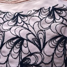 画像3: 1点限り【高品質な日本製】約幅130cm!広幅刺繍レース 幾何学模様柄ピンク紺色 8m (3)