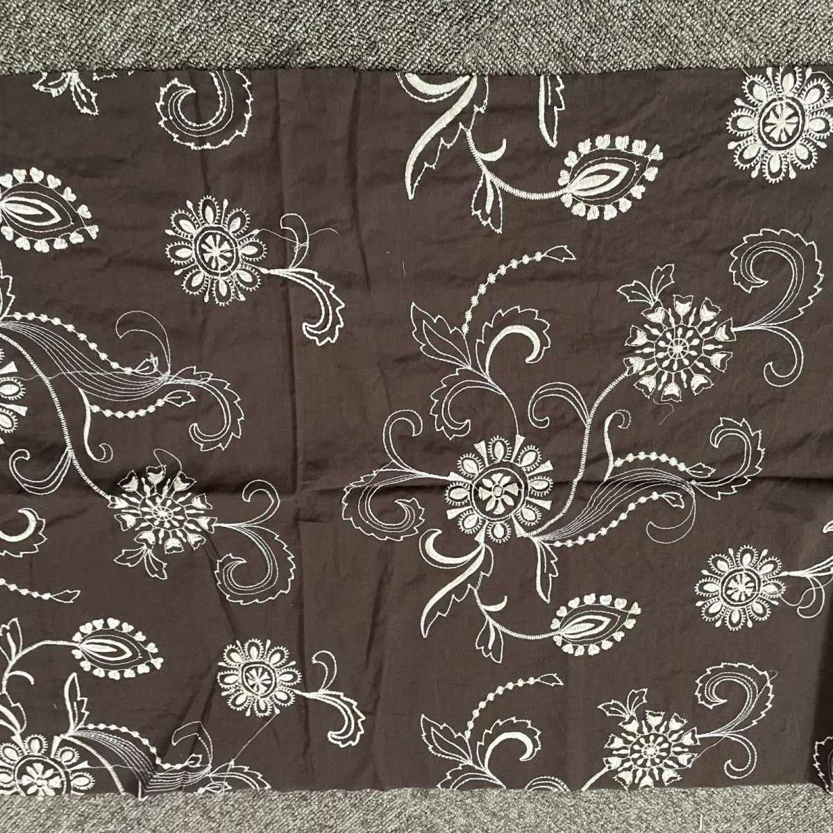 画像1: 45ｃｍ×125ｃｍ茶色の大胆な花柄刺繍レース生地 (1)