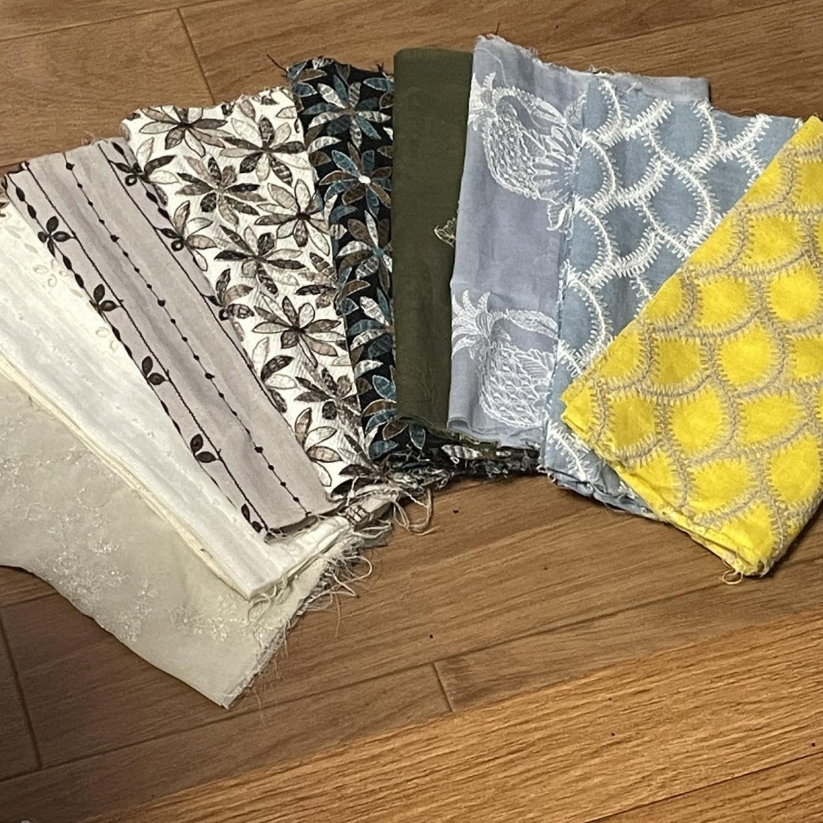 画像1: 【送料無料】　刺繍レース生地　10柄　黄色うろこ柄 (1)