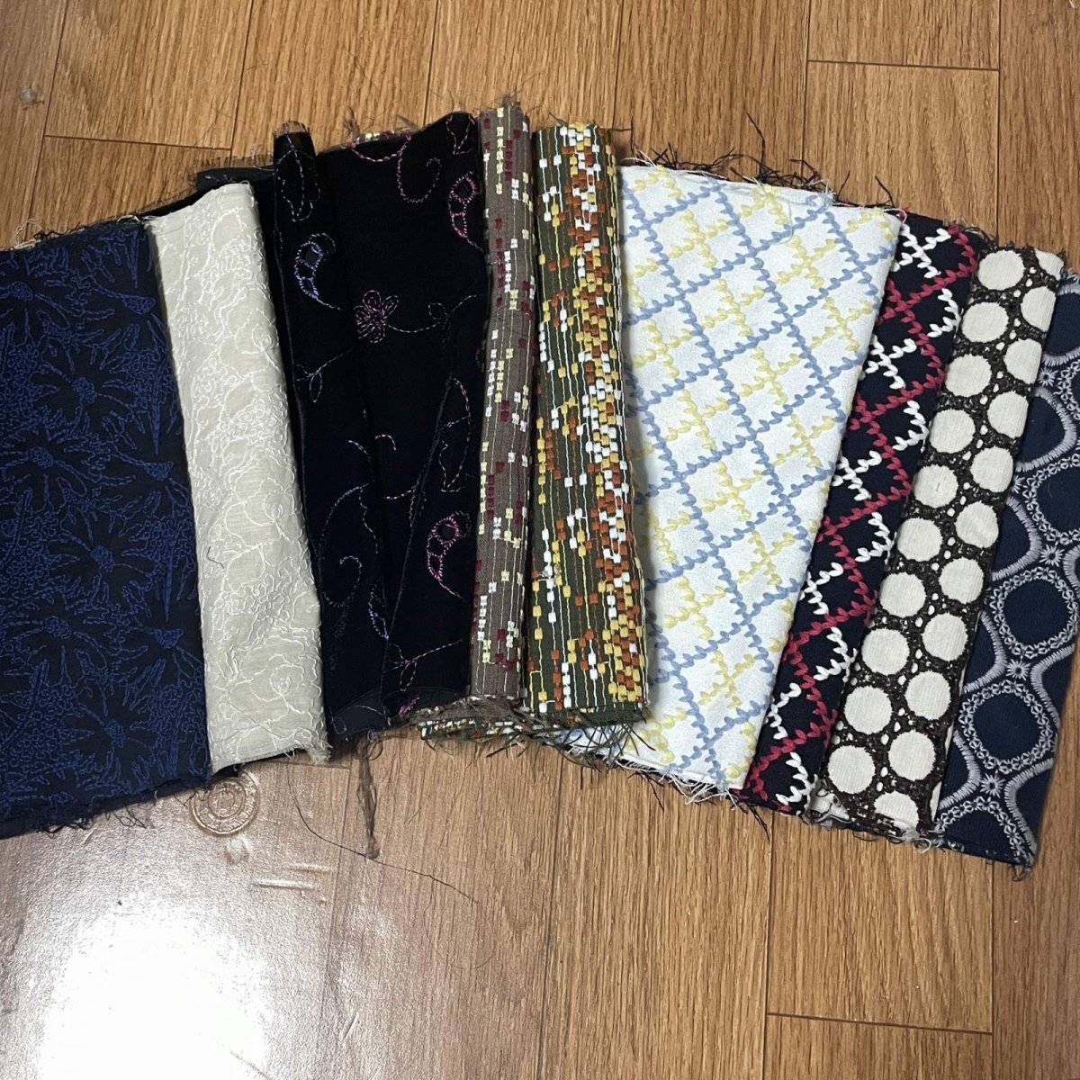 画像1: 【送料無料】　刺繍レース生地　10柄　サークル柄　ベルベット風はぎれ (1)