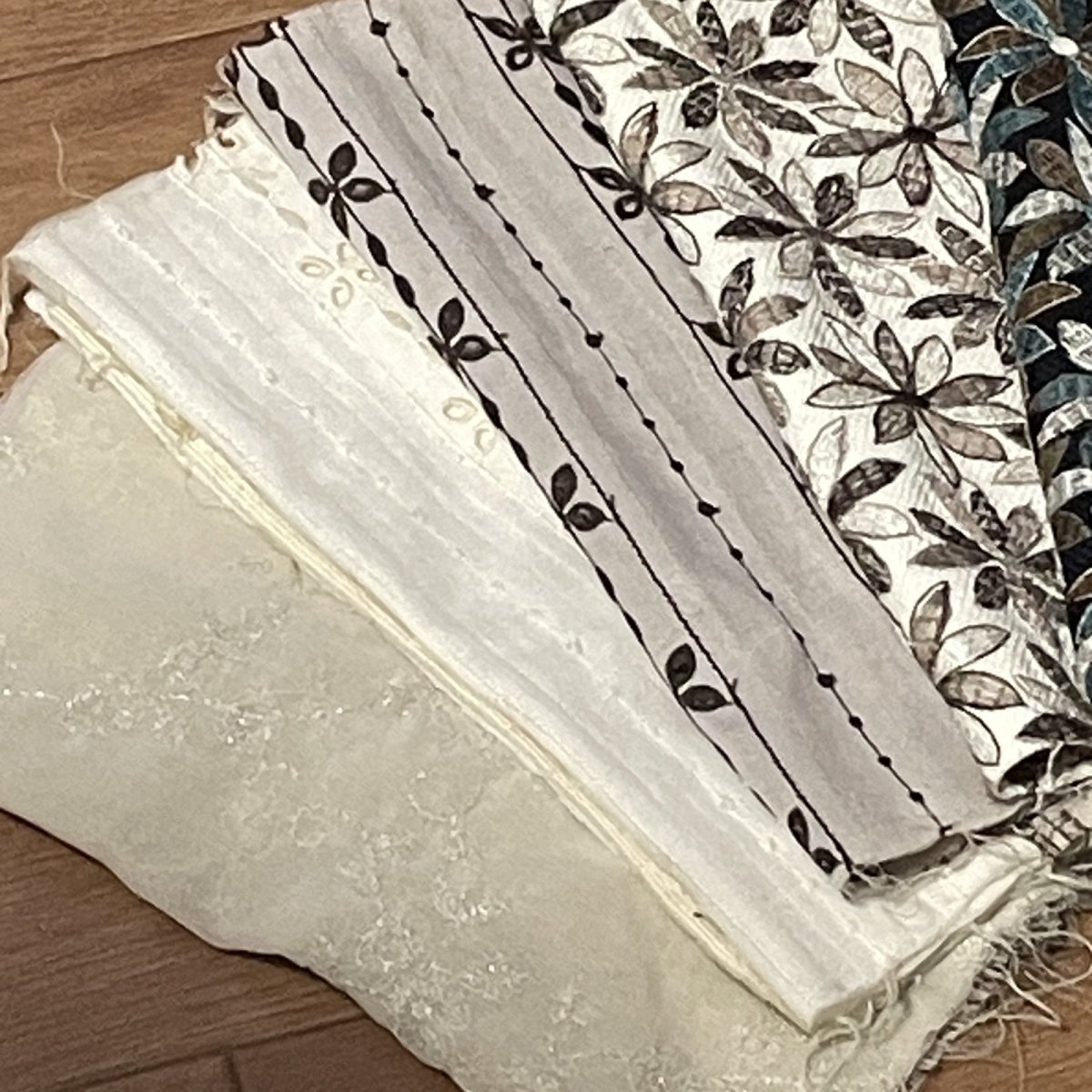 画像9: 【送料無料】　刺繍レース生地　10柄　黄色うろこ柄 (9)