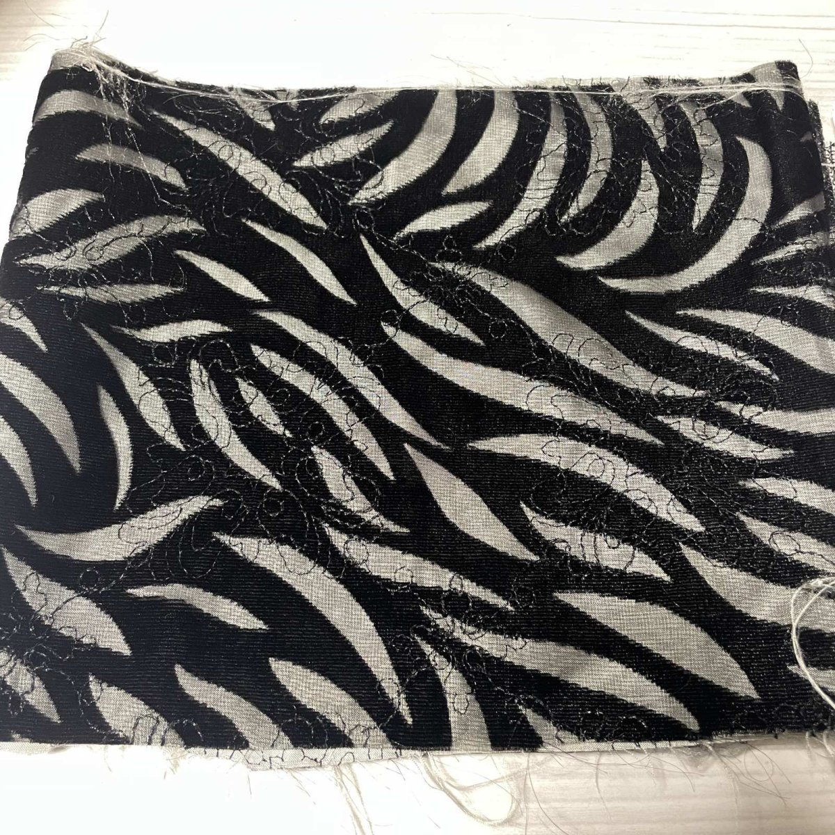 画像4: 【日本製】刺繍レース生地　約17cm×約100cm　ゼブラ風柄起毛生地 (4)