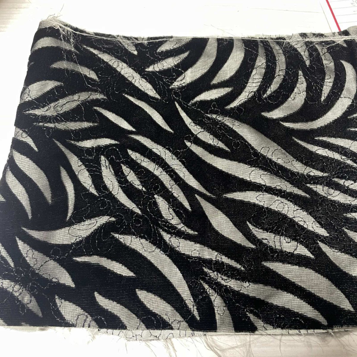 画像3: 【日本製】刺繍レース生地　約17cm×約100cm　ゼブラ風柄起毛生地 (3)