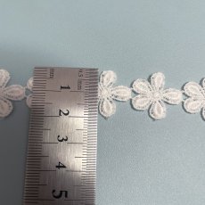 画像4: 【日本製】綿ケミカルレース　オフホワイト　幅1.9cm小花柄　 (4)