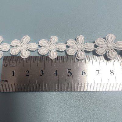 画像2: 【日本製】綿ケミカルレース　オフホワイト　幅1.9cm小花柄　